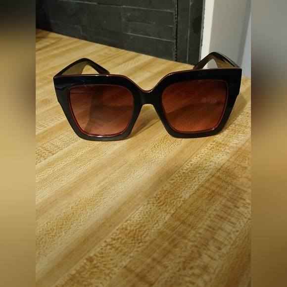 Kurt Geiger NWT Sunglasses With Soft Eye Case - Picture 5 of 8